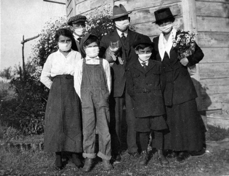 A masked American family in 1918